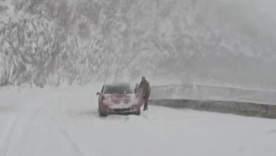 Moti i keq/ Ja cilat janë rrugët e bllokuara në veri të vendit si pasojë e reshjeve të borës