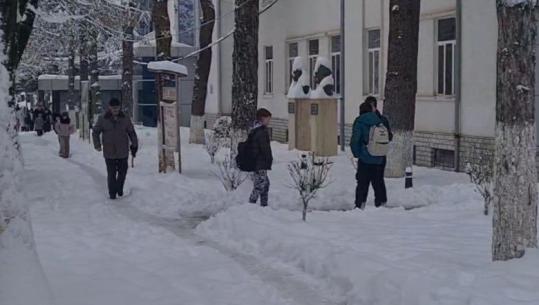 Moti i keq/ Në Peshkopi trashësia e borës i kalon 35 cm, në Shkodër bora izolon fshatrat malorë, rruga për në Theth me ngrica