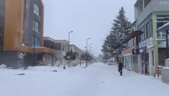 Moti i keq/ Vijon i mbyllur prej borës Bypass-i i Murrizit në Rrugën e Arbrit! Aksi rrugor Peshkopi-Librazhd i kalueshëm me zinxhirë