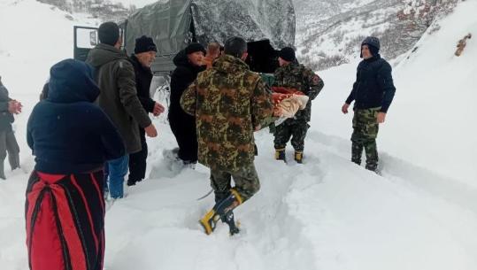 Moti i keq/ Forcat e Armatosura transportojnë fëmijën e sëmurë nga një fshat i Bulqizës drejt spitalit