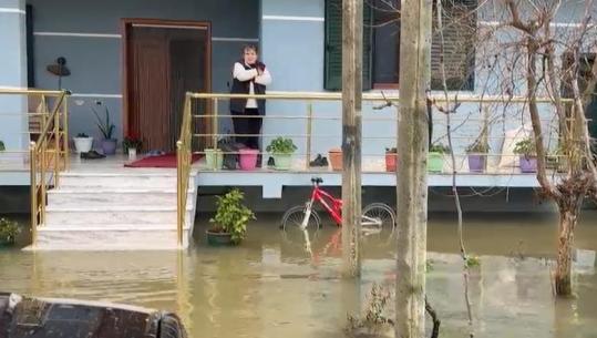 Përmbytje në Vlorë/ Tërhiqet uji nga lagjet kryesore mbetet në oborret e banesave në periferi! Rënie dherash në aksin Himarë-Kuç