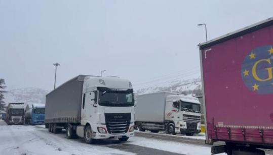 Dimri polar/ Në Kapshticë u krijua situatë kaotike, autobusët mbetën mbi 3 orë pritje! Udhëtarët: Shteti ta zgjidhte, qëndruam mes borës, me fëmijë, pleq e gra shtatzëna (VIDEO)