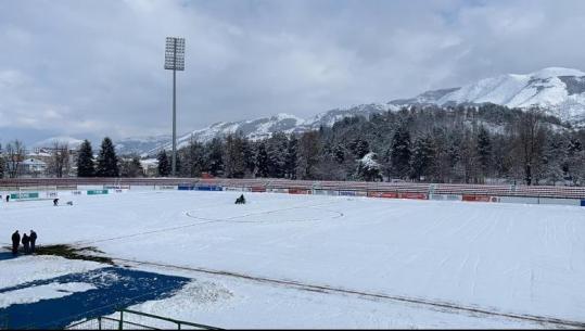 Reshjet e dëborës në qytetin e Korçës, ndeshja Skënderbeu-Vora ndryshon stadium