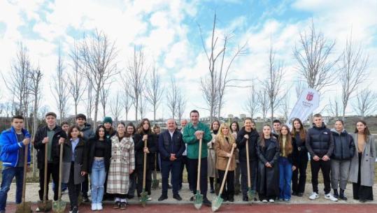 300 pemë të reja i shtohen parkut të Liqenit të Farkës, Veliaj: Investimet e bashkisë kanë rritur vlerën e pronës