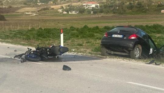 Aksident në rrugën e lumit të Vlorës, makina përplaset me motorin, humb jetën 1 person 