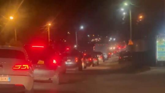 Trafik i rënduar në rrugën Librazhd-Elbasan, radhë e gjatë automjetesh në kthimin drejt Tiranës (VIDEO)