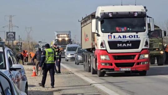 Aksident në aksin Tiranë-Durrës/ Automjeti i tonazhit të rëndë humb kontrollin dhe përplaset me trafik ndarësen