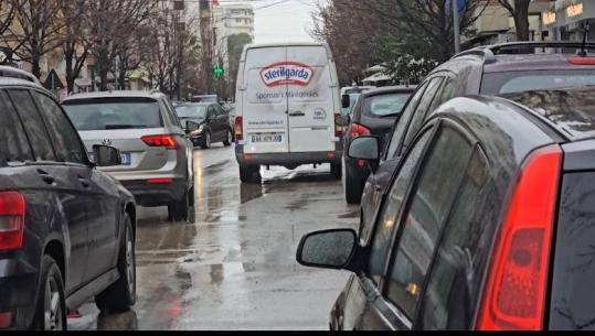 Trafiku i rënduar në Durrës, Bashkia kufizon hyrjen në qytet të furgonëve që shpërndajnë mallra