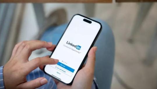 Padi kundër platformës Linkedin, akuzohet se ka përdorur mesazhe private për të trajnuar Inteligjencën Artificiale