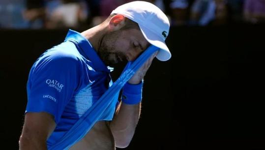 Australian Open/ Novak Djokovic reziston vetëm një set, eliminohet në gjysmëfinale pas dëmtimit! Tifozët e fërshëllejnë