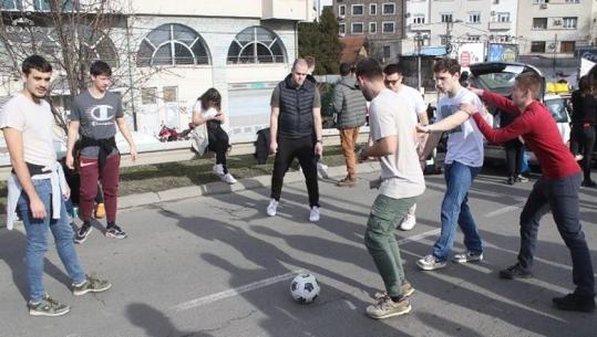 Serbi/ Studentët bllokojnë rrugët kryesore në Beograd, gatuajnë dhe luajnë futboll e volejboll 