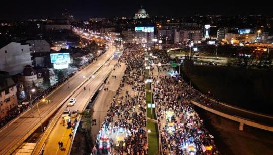 Studentët bllokojnë Beogradin, Vuçiç kërkon dialog dhe paralajmëron ndryshimim e gjysmës së kabinetit qeveritar (VIDEO)