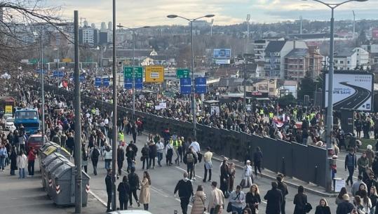 Protesta masive në Serbi, studentët japin leksione demokracie (FOTOT)