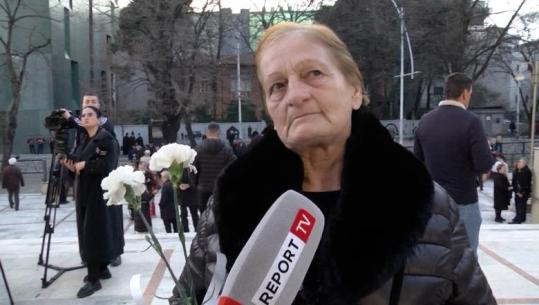 ‘Në Shqipëri djalit do i prisnin këmbët’, besimtarja rrëfen mes lotësh historinë me Kryepeshkopin Anastas: E dërgoi në Greqi për kurim, sot shëndoshë e mirë