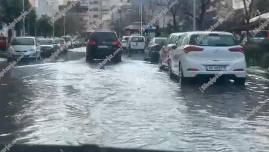 Vlorë/ Reshjet rikthejnë frikën e përmbytjeve të 4 Tetorit, 10 minuta shi kthejnë qytetin në 'Venecia'! Nën ujë ‘Albana & Romina’ dhe zona e Skelës