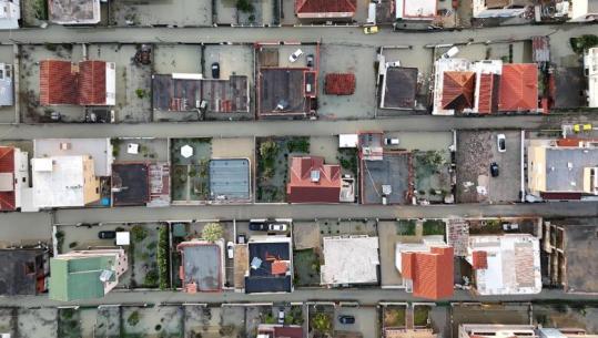 Durrës/ 300 banesa të përmbytura, evakuohen 10 familje, akomodohen te Konvaleshenca! 40 ha tokë nën ujë! FOTOT ME DRON