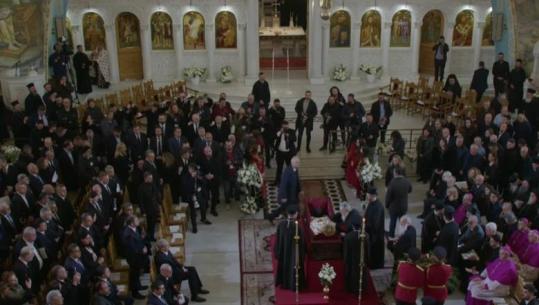 LIVE-Sot i jepet lamtumira kryepeshkopit Anastas, Patriarku Bartolomeu do drejtojë ceremoninë! Në Tiranë delegacion nga bota e krishterë, Rama e Mitsotakis fjalim