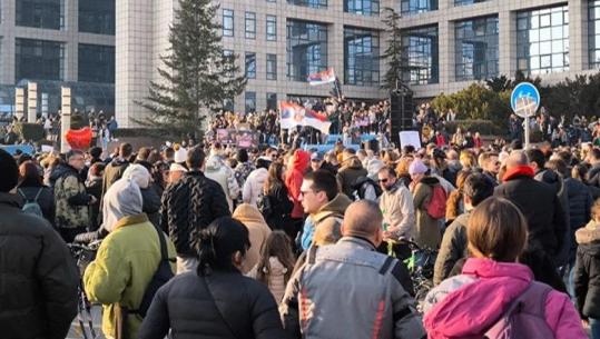 Studentët në Serbi lirojnë Urën e Lirisë në Novi Sad pas 27 orësh bllokim