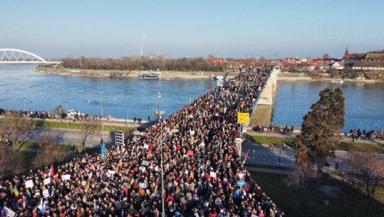 Protestat në Serbi/ Studentët bllokojnë 27 orë Urën e Lirisë në Novi Sad! Dje bllokuan dhe 2 ura të tjera