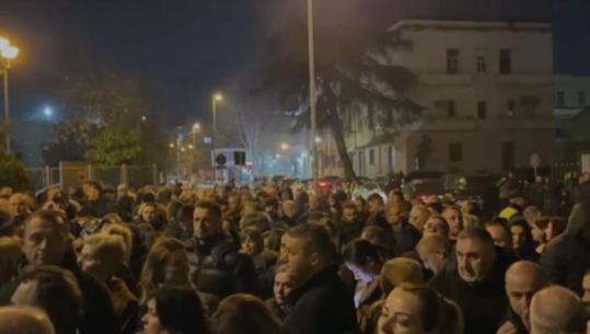 Mbështetës të Veliajt para GJKKO-së presin vendimin e gjyqtarit Erjon Bani (VIDEO)