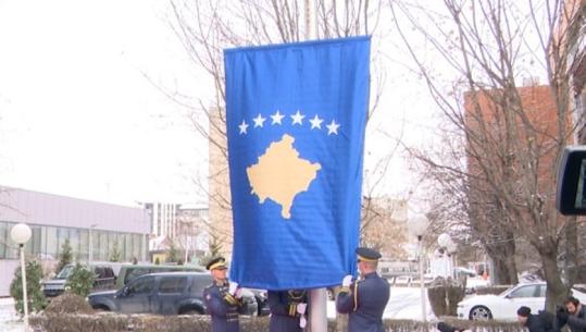 ​Flamuri i Kosovës ngrihet mbrapsht në ceremoninë shtetërore