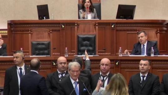 LIVE- Kuvendi debati për votën e diasporës/ Berisha bllokon foltoren, Spiropali ndërpret seancën! PS: Propozimi për tu votuar me ID të huaj, hile! Bardhi: Kodi nuk e përjashton