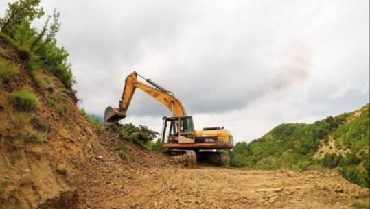 Vijojnë punimet për ndërtimin e rrugës Qafë Dardhë në Berat  (VIDEO)
