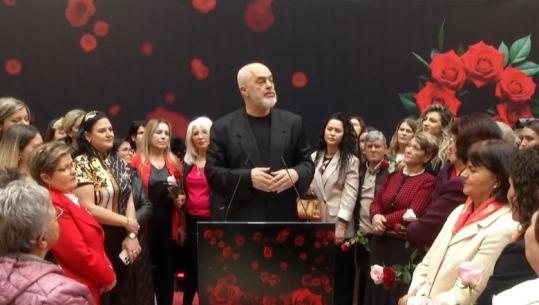 Rama me gratë, ironizonin koalicionin e Berishës: Kanë grumbulluar rraqet mashkullore, gjëja më madhështore që shoh aty janë mustaqet e Kujtim Gjuzit (VIDEO)