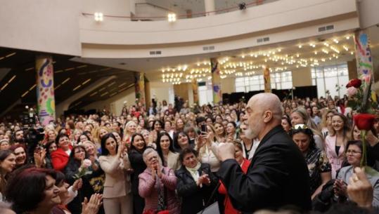 8 Marsi/ Rama: Burrat në fushë që të mbledhin mandate, gratë në listë të mbyllur! Berisha me rraqe mashkullore, e vetmja 'madhështi' mustaqet e Gjuzit (VIDEO)