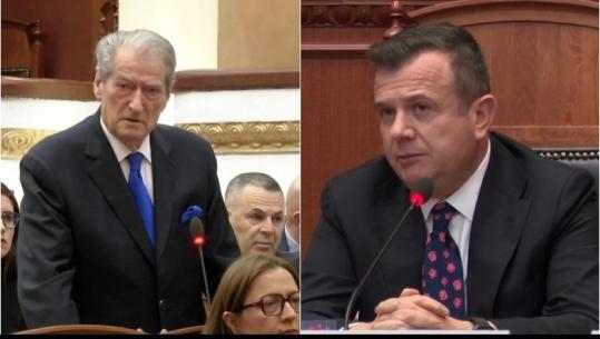 Berisha e Mediu në Kuvend bëjnë politikë me vdekjen e Andis Harasanit, kryetari i PD-së: E përzutë! I përgjigjet Spiropali e Balla: Bufi e korbi s’janë larg mes tyre