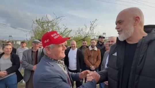 ‘Jam me Trump’, Rama batuta edhe me banorët: Hajde pak ti me atë kapelën se më mbyte fare! Inspekton kantierin e rrugës Rrile-Hidrovor (VIDEO)