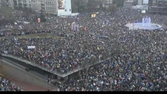Mbi 100 mijë njerëz ‘pushtojnë’ Beogradin, pamjet me dron nga protesta në kryeqytetin serb! Ndër më të mëdhatë në dekada