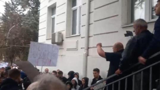 Tragjedia me 59 viktima/ Protesta tensionohet në komunën e Koçanit, qytetarët godasin me gurë godinën! Dëgjohen thirrjet: Vrasës dilni jashtë