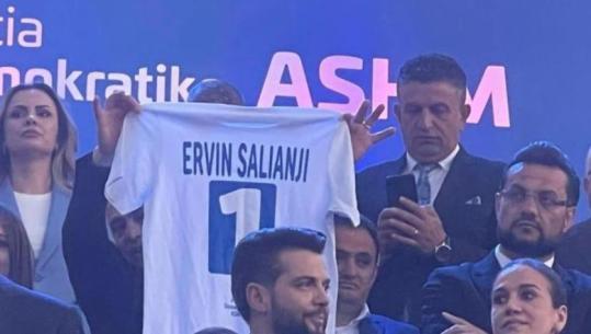  FOTO/ Ervin Salianji ‘merr pjesë’ në hapjen e fushatës së PD, mbështetësit shfaqen me bluza me emrin e ish-deputetit