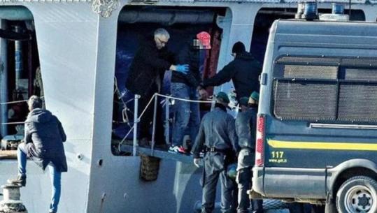 Kush është emigranti i parë që u riatdhesua nga kampi i Gjadrit, shitës trëndafilash me precedentë penalë! Kishte kërkuar të rikthehej në vendin e tij