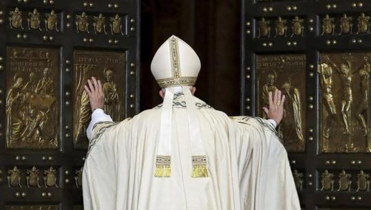 Do prehet në një arkivol të thjeshtë prej druri, funerali jo si Papët e tjerë! Detaje nga ceremonia mortore e Papa Françeskut