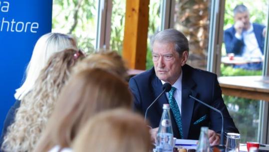 Berisha me gratë në Tiranë: Rama na kopjoi programin, pensionin 200 euro e propozuam ne dhe ai nuk e votoi! I duket vetja sikur ka zbritur nga Marsi 