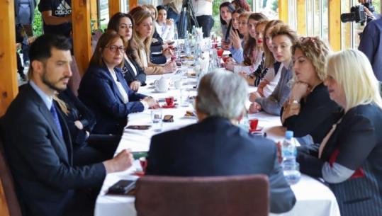 FOTOLAJM/ Berisha takon kandidatet gra në Tiranë, mungojnë Tabaku, Topalli dhe Doda 