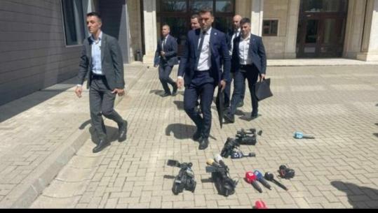 VIDEO/ Nuk foli për mediat pas 4 dështimeve të seancave në Kuvend, gazetarët bojkotojnë Albin Kurtin, hedhin mikrofonët përtokë