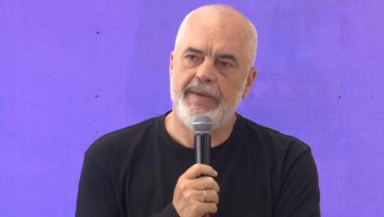 Qytetarja parashtroi një problematikë për fëmijët me aftësi të kufizuara, Rama i 'tërheq' veshin Llatjas në Elbasan: Mos më shkel syrin, duhet ta kishe bërë pa...