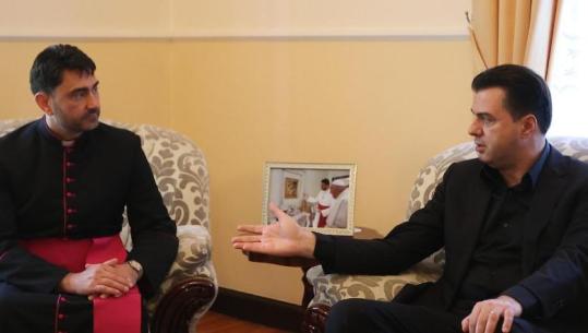 Basha merr pjesë në homazhet e Ambasadës së Vatikanit për ndarjen nga jeta të Papa Françeskut