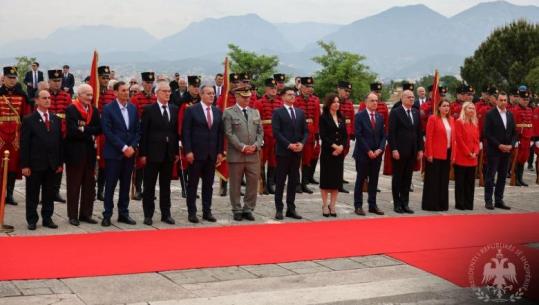 Dita e Dëshmorëve, nderohen të rënët për Atdheun! Begaj e Spiropali homazhe te memoriali 'Nënë Shqipëri' në Tiranë! Presidenti: Përulemi para sakrificës së tyre (VIDEO)
