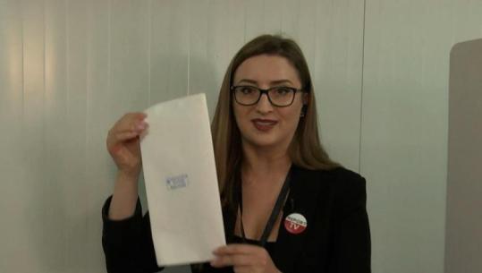 Zgjedhjet/ Gazetarja e Report TV Esiona Konomi voton live në qendrën e votimit në Astir