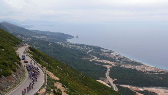 LIVE/ Vijon Etapa e Tretë e 'Giro d'Italia' në Vlorë, grupi bashkohet 5 km nga fundi i garës