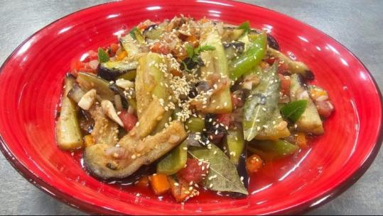 Patëllxhanë me speca, domate dhe erëza nga zonja Albana