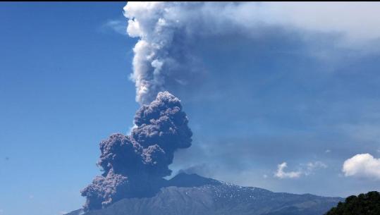 Itali/ Shpërthen vullkani Etna, retë e tymit arrijnë në disa km lartësi