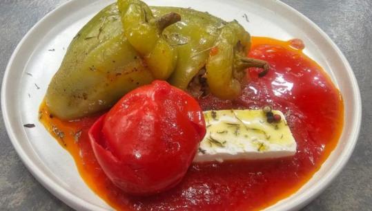 Speca të mbushura, receta e gjyshes nga zonja Albana