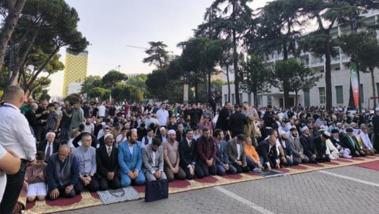 Sot Kurban Bajrami, besimtarët falin namazin në bulevardin  ‘Dëshmorët e Kombit’! Kreu i KMSH mesazh urimi