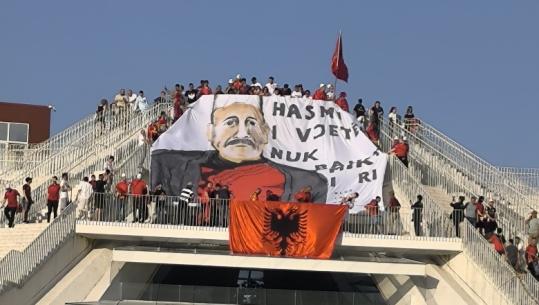 Tifozët kuq e zi shpalosin banderolën te Piramida: Hasmi i vjetër nuk bahet mik i ri (VIDEO)
