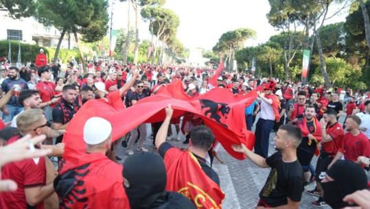 Shqipëri-Serbi/ 5 orë festë në Tiranë, ‘vullkani’ kuqezi 'ndez' kryeqytetin me këngë dhe valle popullore (VIDEO)